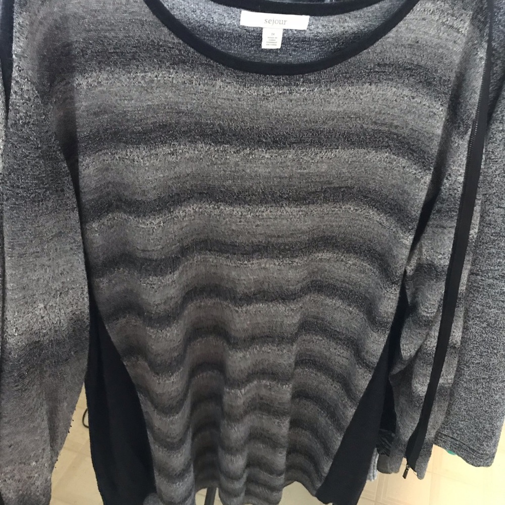 Crew neck lightweight sweater